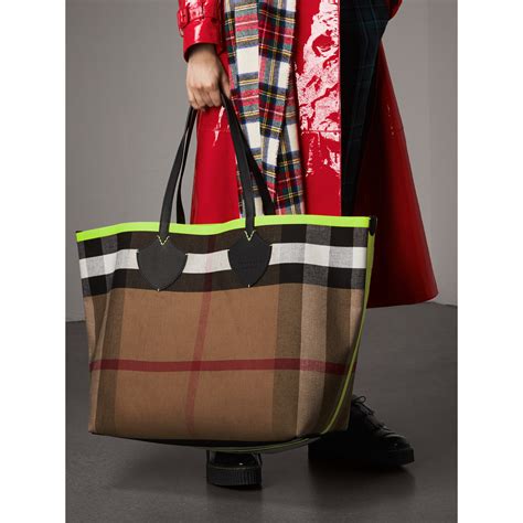 burberry giant reversible tote bur40659181|Women’s Designer Tote Bags .